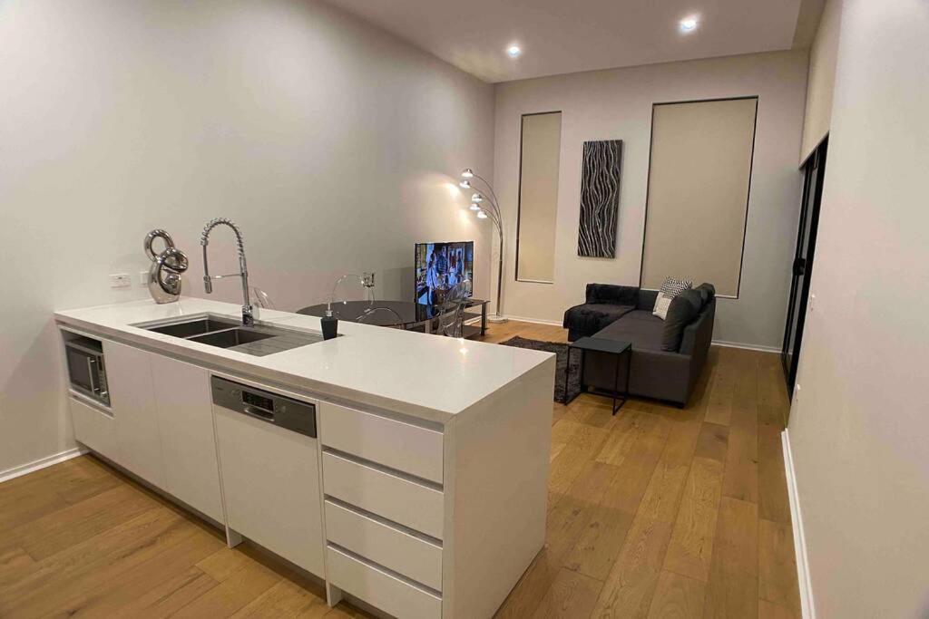 Luxe 2Br Executive Apartment Kingston Pool Parking Wifi Bbq Wine Bagian luar foto