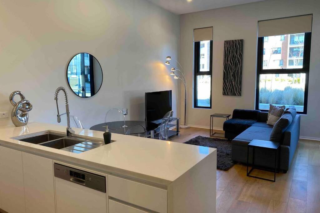 Luxe 2Br Executive Apartment Kingston Pool Parking Wifi Bbq Wine Bagian luar foto