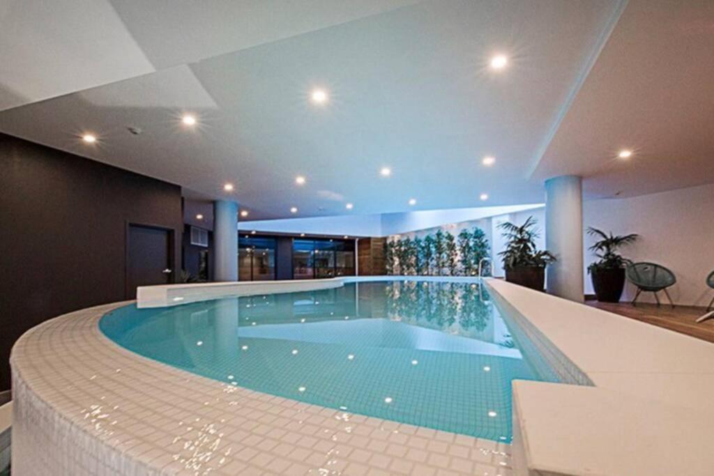Luxe 2Br Executive Apartment Kingston Pool Parking Wifi Bbq Wine Bagian luar foto