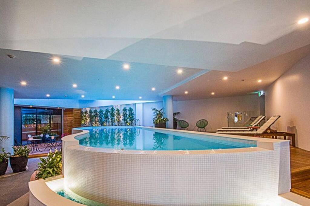 Luxe 2Br Executive Apartment Kingston Pool Parking Wifi Bbq Wine Bagian luar foto